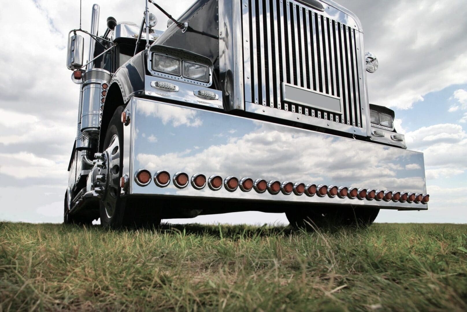A close up of the front end of a semi truck